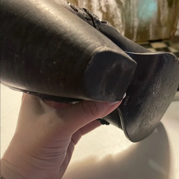 Black Leather Cowboy Boots with Pointed Toe and Decorative Stitching - Picture 13 of 16